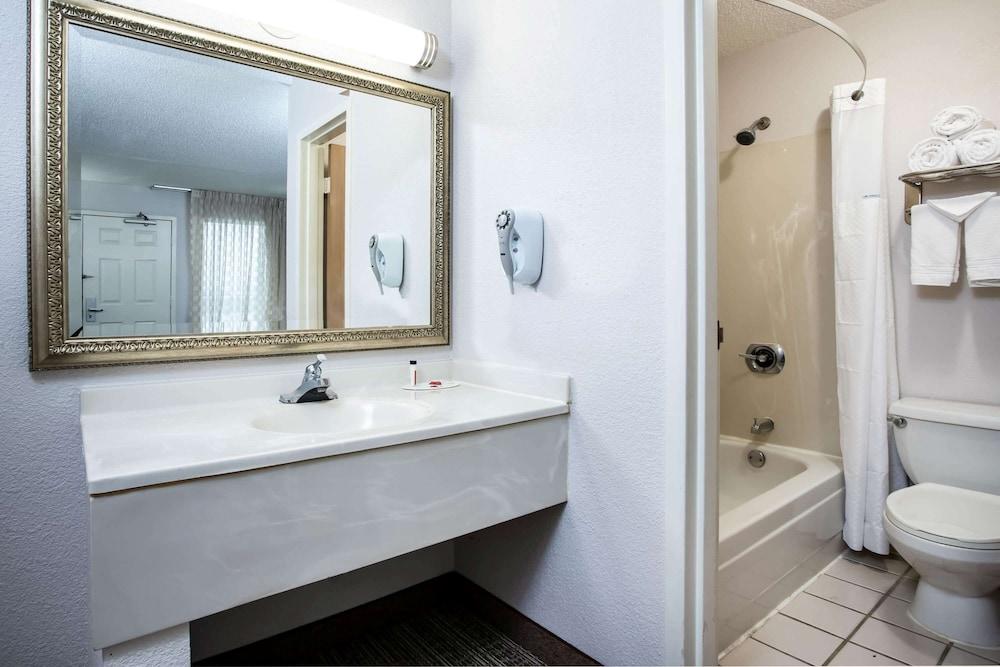 Travelodge By Wyndham Fort Wayne North Extérieur photo